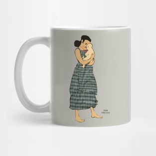 Baby playing with mother's necklace : Mug